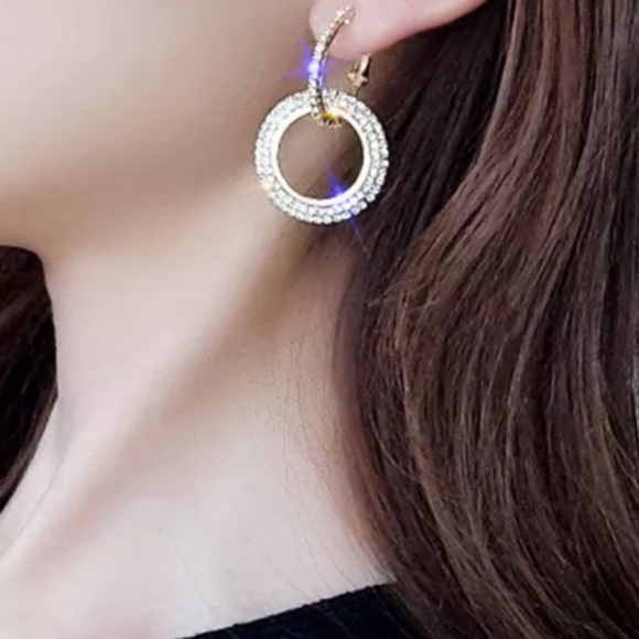 Beautiful Silver plated round crystals Earrings 🌺 - Picture 7 of 8